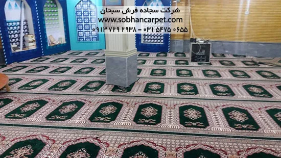 نماز روی فرش سجاده ای محرابی